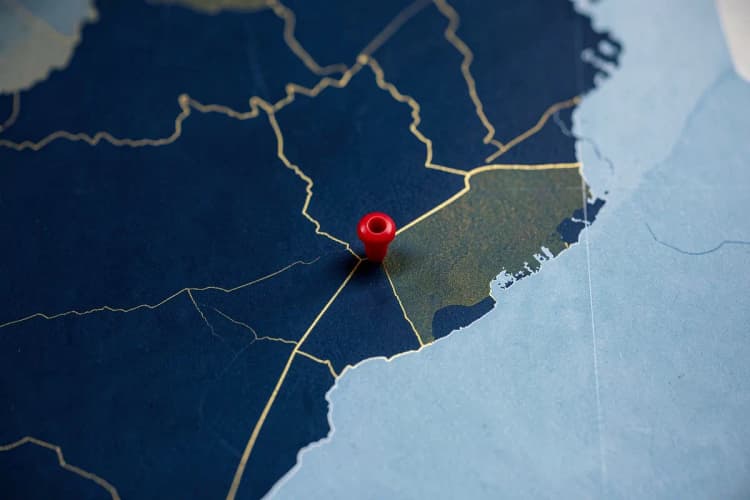 Um mapa de Guarapari com um marcador vermelho em um local específico.