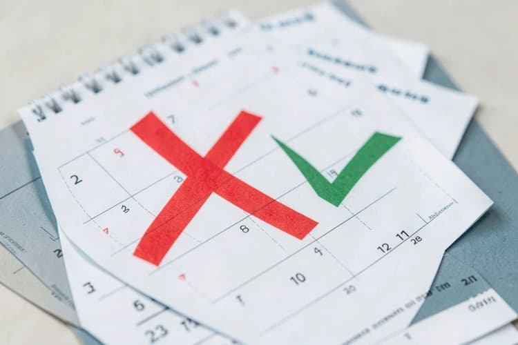 Calendário com um X vermelho em um dia e um check verde em outro